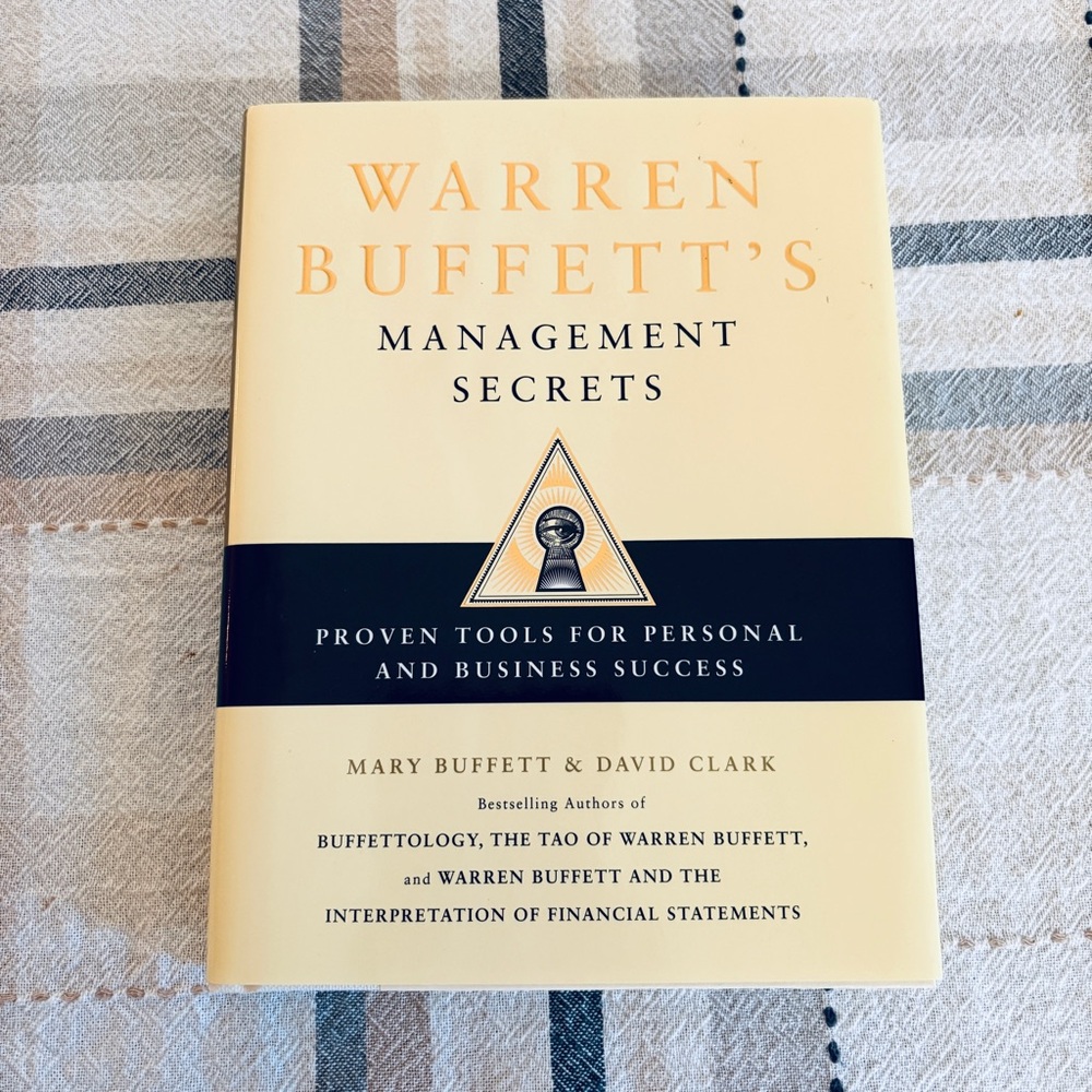 Warren Buffetts Management Secrets Hardcover Book 2009 Personal Business Success